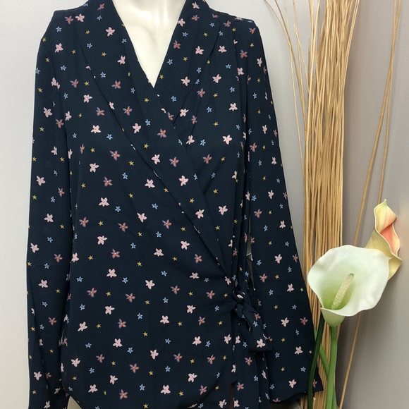 Finn & Grace Blue Floral Patterned Tie-Wrap Blouse Size M - Picture 2 of 6